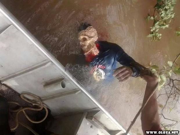 Estuprador e amarrado de cabeca para baixo em rio cheio de piranhas 3