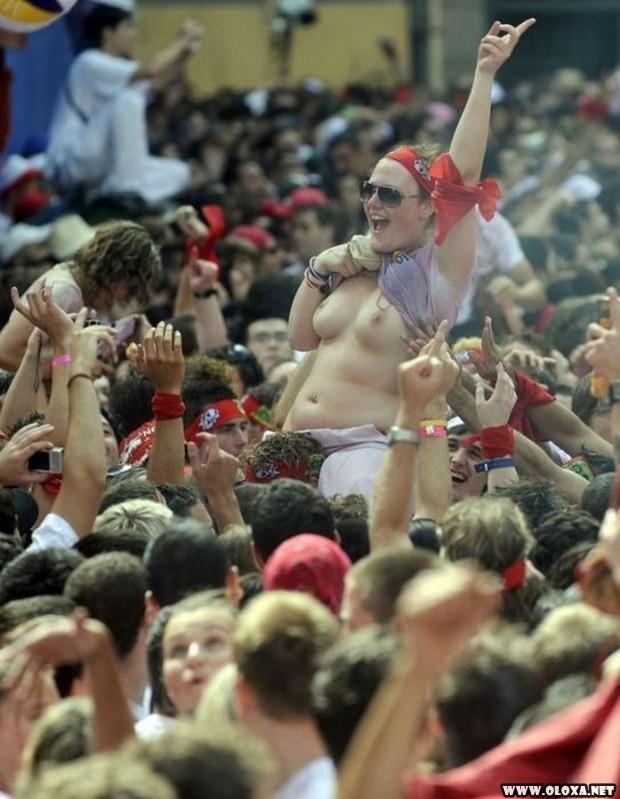 Música alta e buceta molhada no mesmo ritmo
