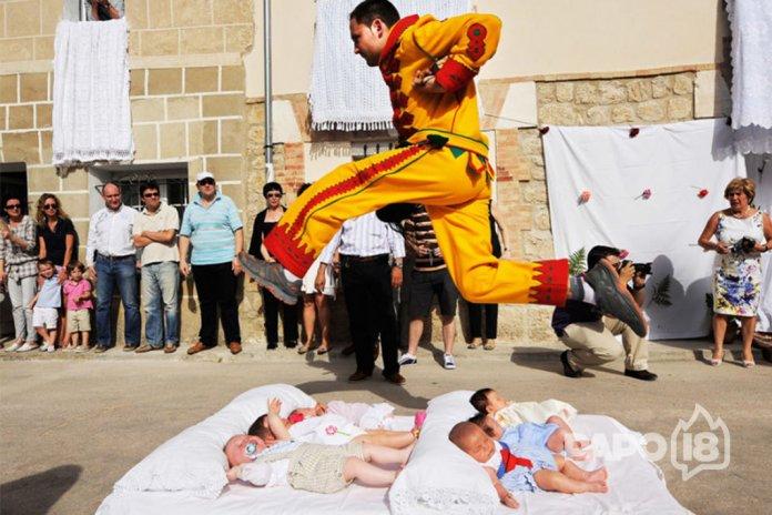 El Colacho — Espanha Se você acha o Corpus Christi um feriado desanimado, talvez seja porque Castrillo de Murcia não esteja no seu roteiro para esses dias.