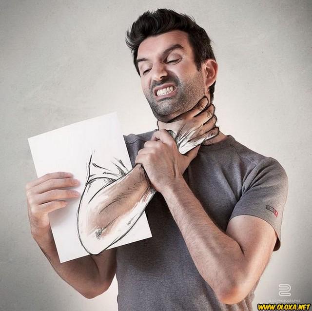 Autorretrato de Sébastien Del Grosso segurando um lápis que termina de desenhar seu próprio rosto