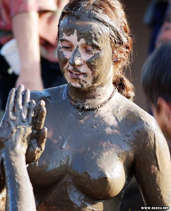 Garotas nuas rolando na lama 10