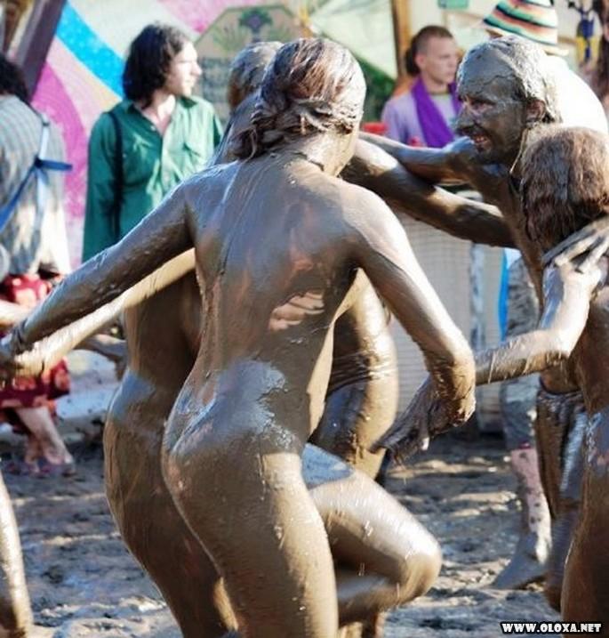 Garotas nuas rolando na lama 11