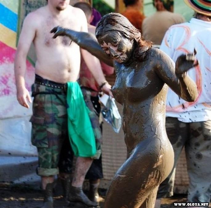 Garotas nuas rolando na lama 12
