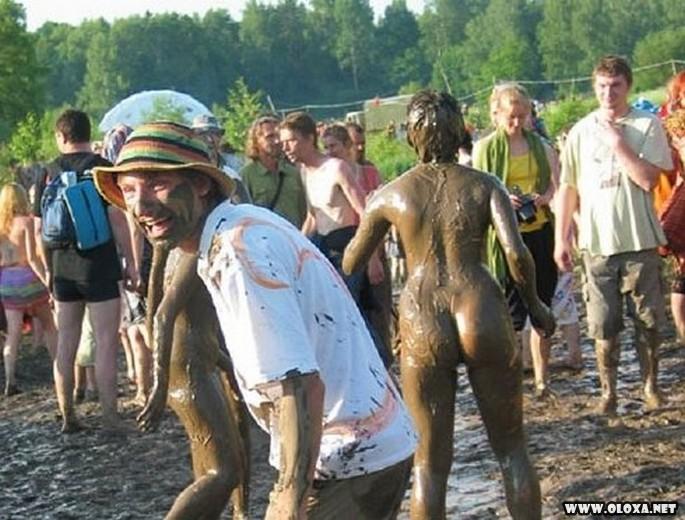 Garotas nuas rolando na lama 18