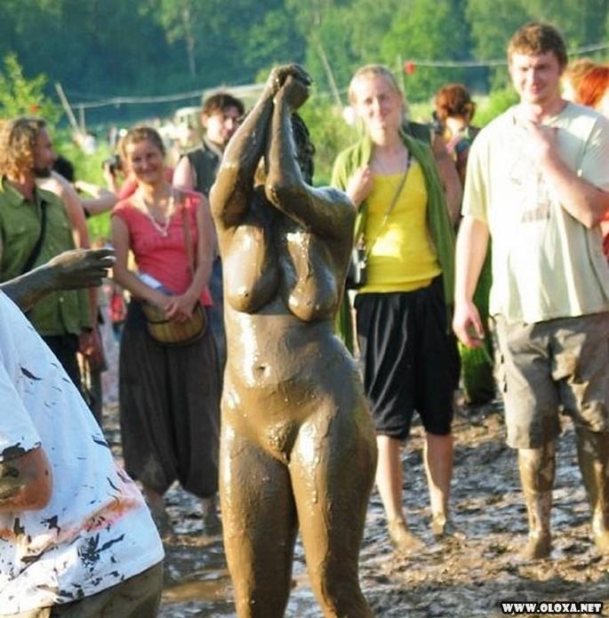 Garotas nuas rolando na lama 19
