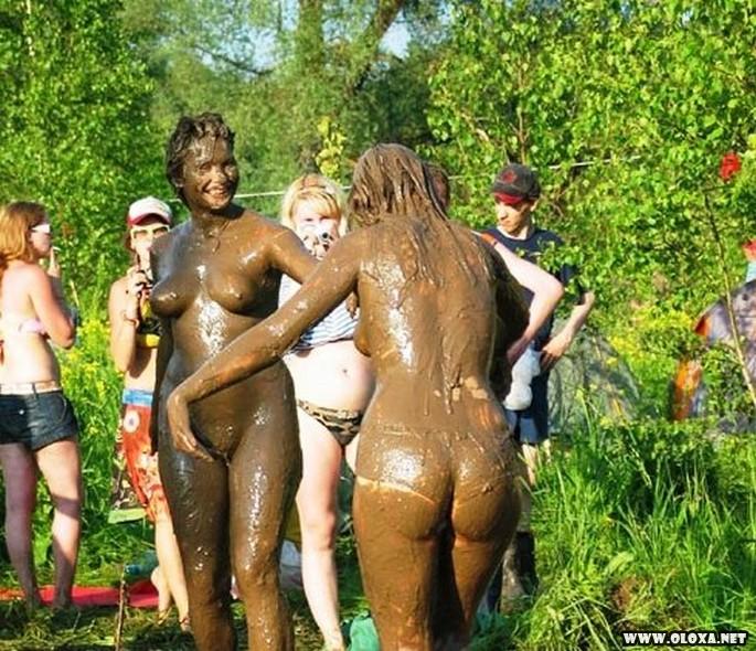 Garotas nuas rolando na lama 3