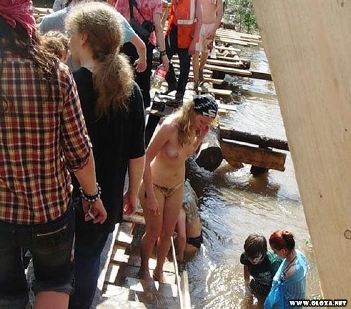Garotas nuas rolando na lama 5