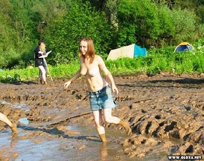 Garotas nuas rolando na lama 6