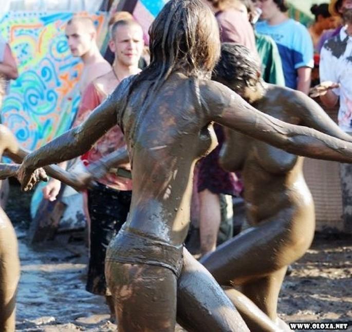 Garotas nuas rolando na lama 8