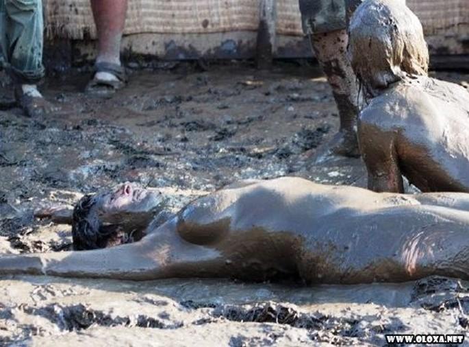 Garotas nuas rolando na lama 9