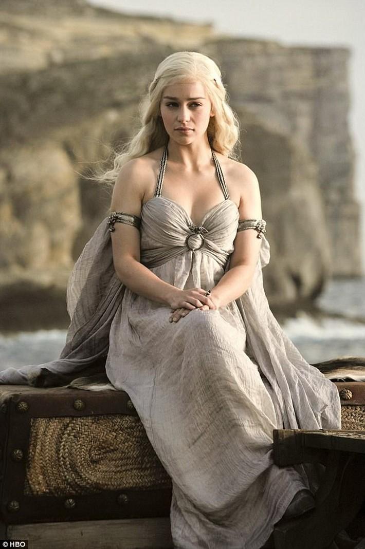 Gata da vez Emilia Clarke nua Daenerys Targaryen de Game of Thrones 3