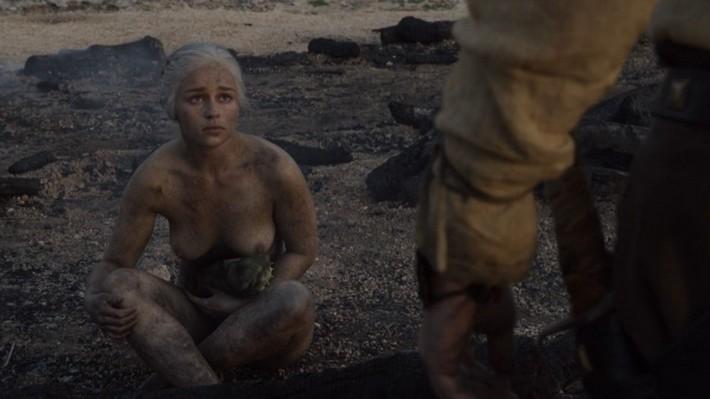 Gata da vez Emilia Clarke nua Daenerys Targaryen de Game of Thrones 37