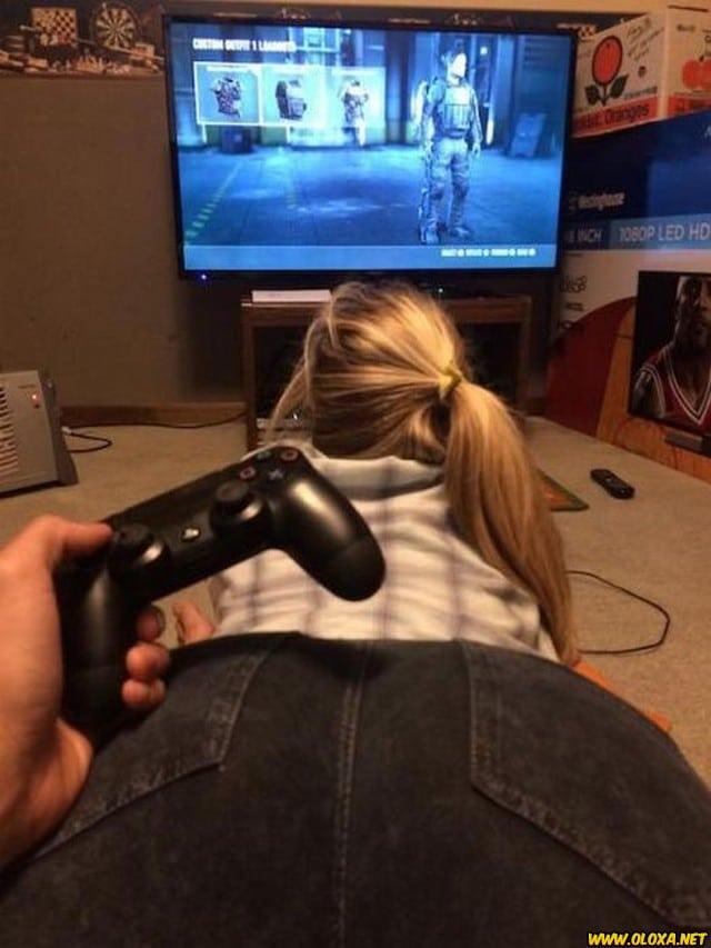 Gostosas jogando video game 13