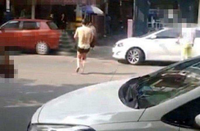 Homem sai correndo atrás de metade de seu pênis decepado