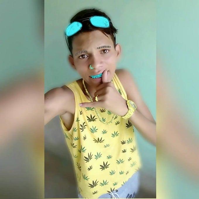 Rapaz com visual completamente alterado por filtro, camiseta de maconha e pose de “me aceita, sogrão”