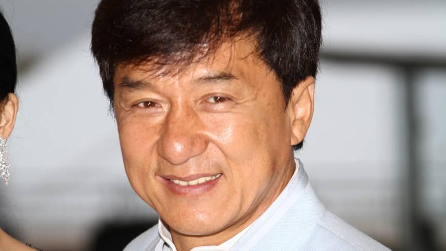 Jackie Chan portret red bron Denis Makarenko Shutterstock.com cropped