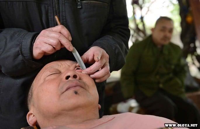 Limpeza de olhos nas ruas da China
