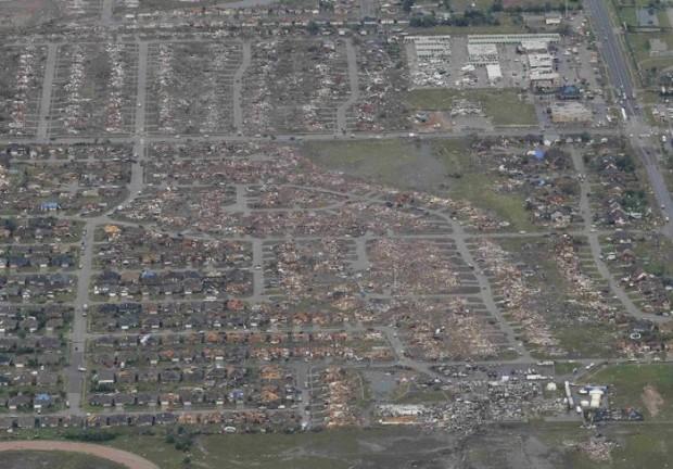 Moore apos furacao deixar a cidade devastada 12