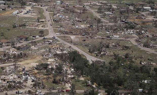 Moore apos furacao deixar a cidade devastada 18