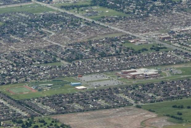 Moore apos furacao deixar a cidade devastada 6