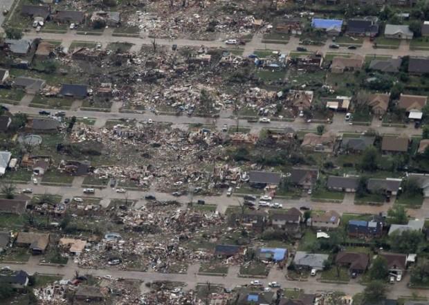 Moore apos furacao deixar a cidade devastada 9