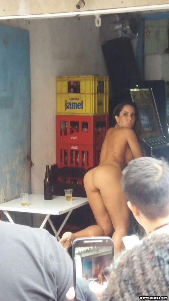 Mulher Melao nua na lage Caiu na net 25