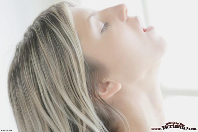 Ninfeta loirinha acordando e dando pro namorado 8