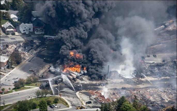Explosão devastadora no centro de Lac-Mégantic após acidente ferroviário