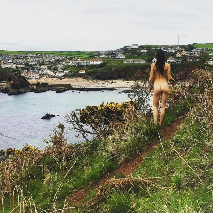 Nova moda mundial Mostrar a bunda em fotos admirando paisagem 2