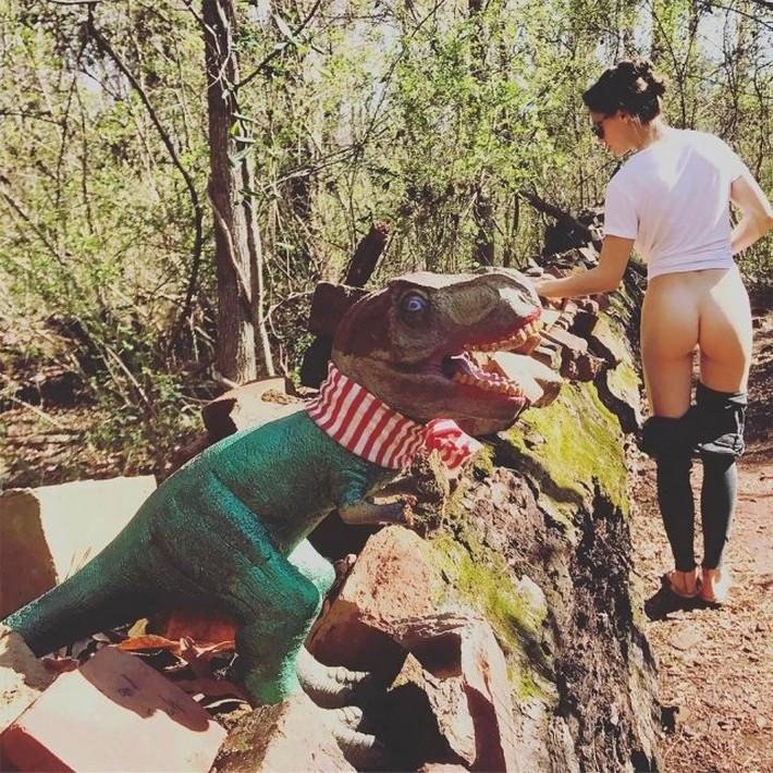 Nova moda mundial Mostrar a bunda em fotos admirando paisagem 25