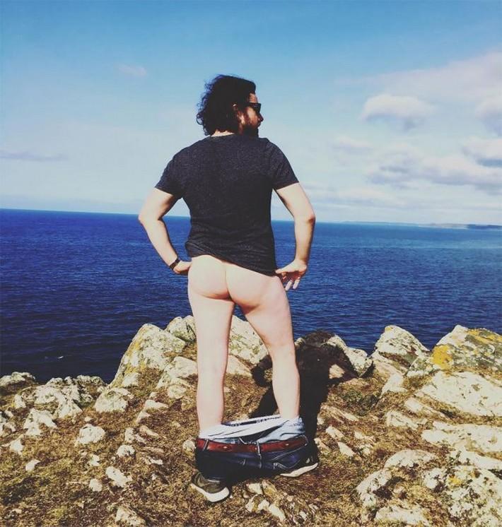 Nova moda mundial Mostrar a bunda em fotos admirando paisagem 3