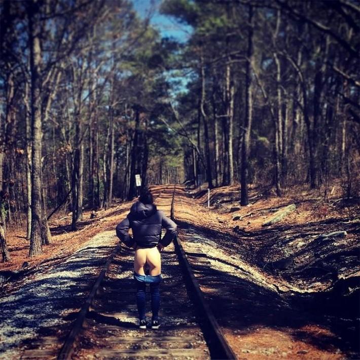 Nova moda mundial Mostrar a bunda em fotos admirando paisagem 31