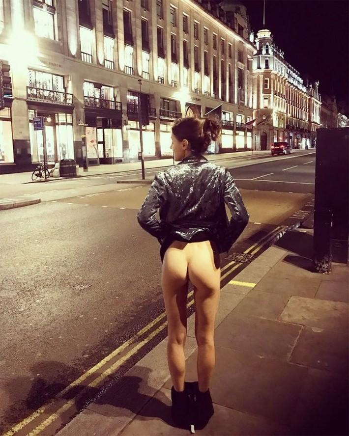 Nova moda mundial Mostrar a bunda em fotos admirando paisagem 34