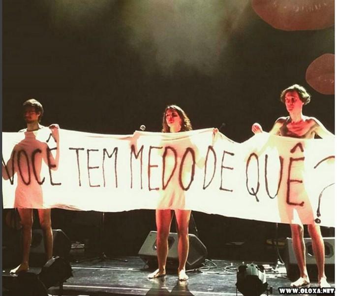 Nudez no palco - Cantora Bárbara Eugênia tira a roupa em São Paulo (2)