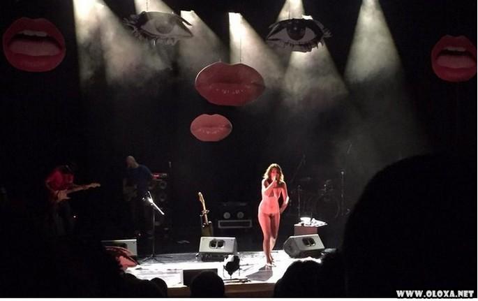 Nudez no palco - Cantora Bárbara Eugênia tira a roupa em São Paulo (3)
