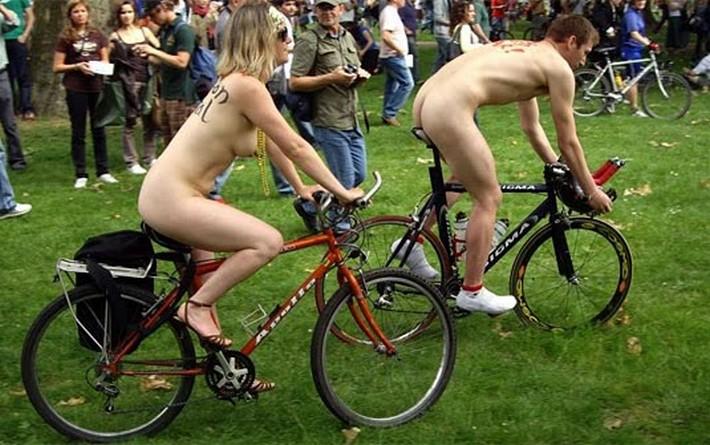 Polícia libera ciclistas peladões desde que eles botem capacete