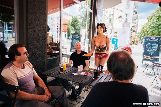 Restaurante em Berlim serve drinks com nudez e ousadia no cardápio 18 Restaurante com clientes e garçons seminus (5)