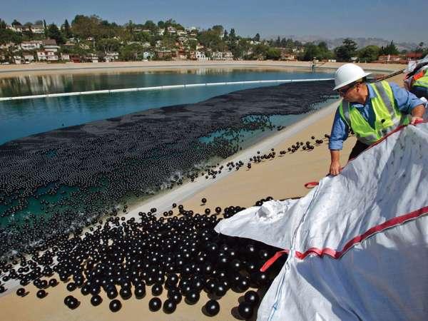 Você sabe para que serve essas bolas plásticas na água