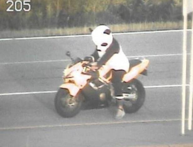 a policia de minnesota divulgou uma imagem do motoqueiro pilotando a moto usando uma fantasia de panda 1507125192704 615x470 1