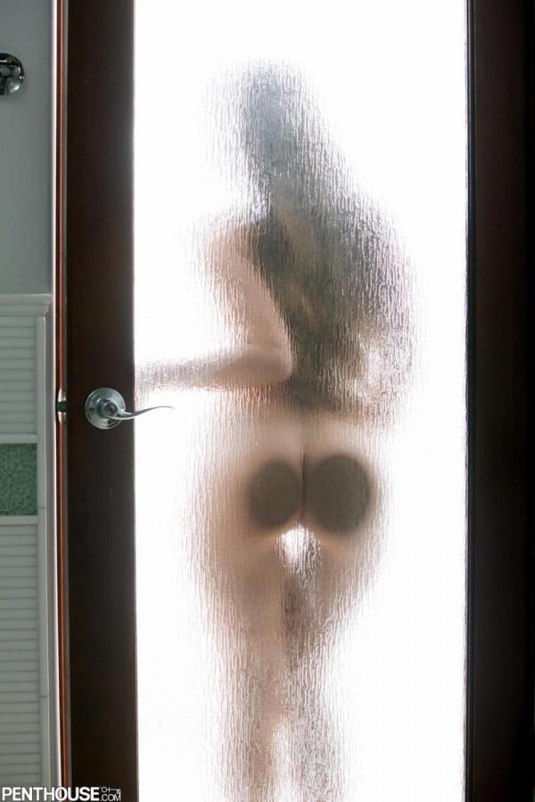 Morena deliciosa peladinha no banho molhadinha