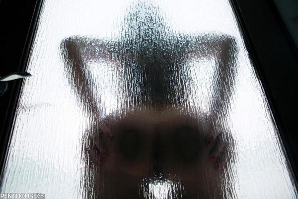 Morena deliciosa peladinha no banho molhadinha