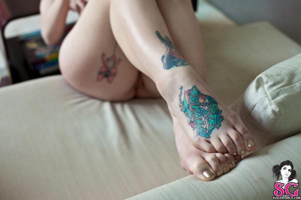 Bela morena tatuada com bucetinha perfeita peladinha