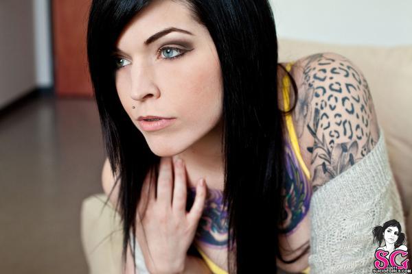 Bela morena tatuada com bucetinha perfeita peladinha