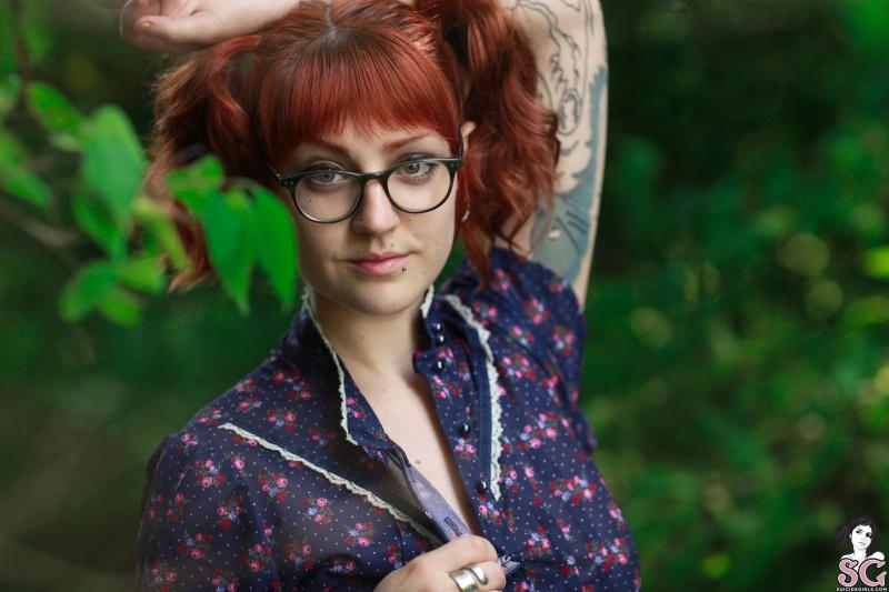 Ruiva tatuada peituda peladinha mato