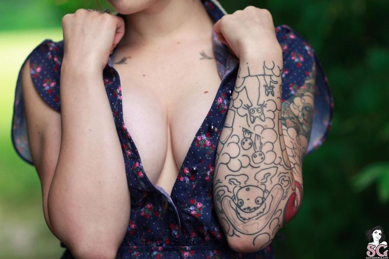 Ruiva tatuada peituda peladinha mato