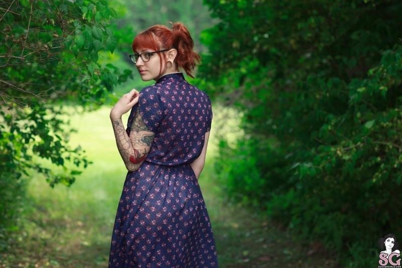 Adona Suicide Girls ruiva tatuada peituda peladinha mato