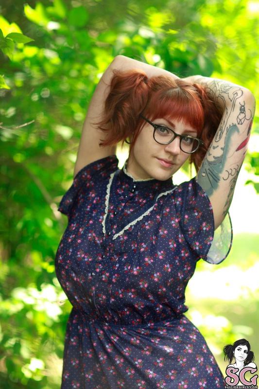 Ruiva tatuada peituda peladinha mato