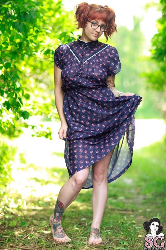 Ruiva tatuada peituda peladinha mato