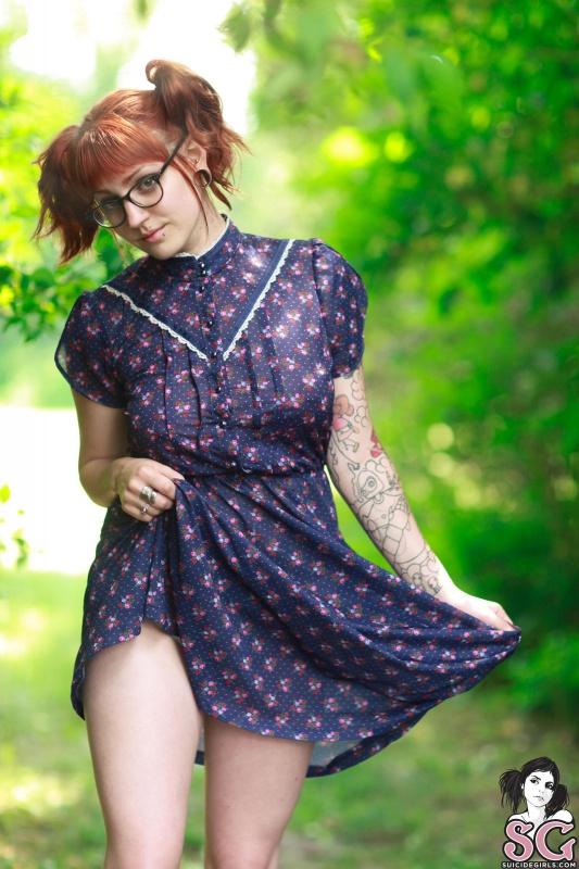 Ruiva tatuada peituda peladinha mato