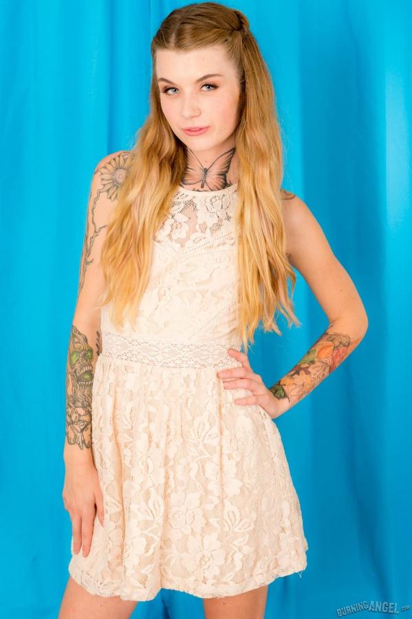 Loirinha tatuada bem gostosa peladinha da buceta grande e ca